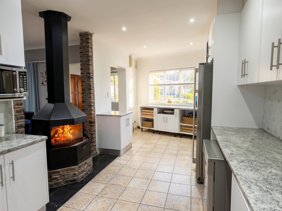 To Let 3 Bedroom Property for Rent in Bothasig Western Cape